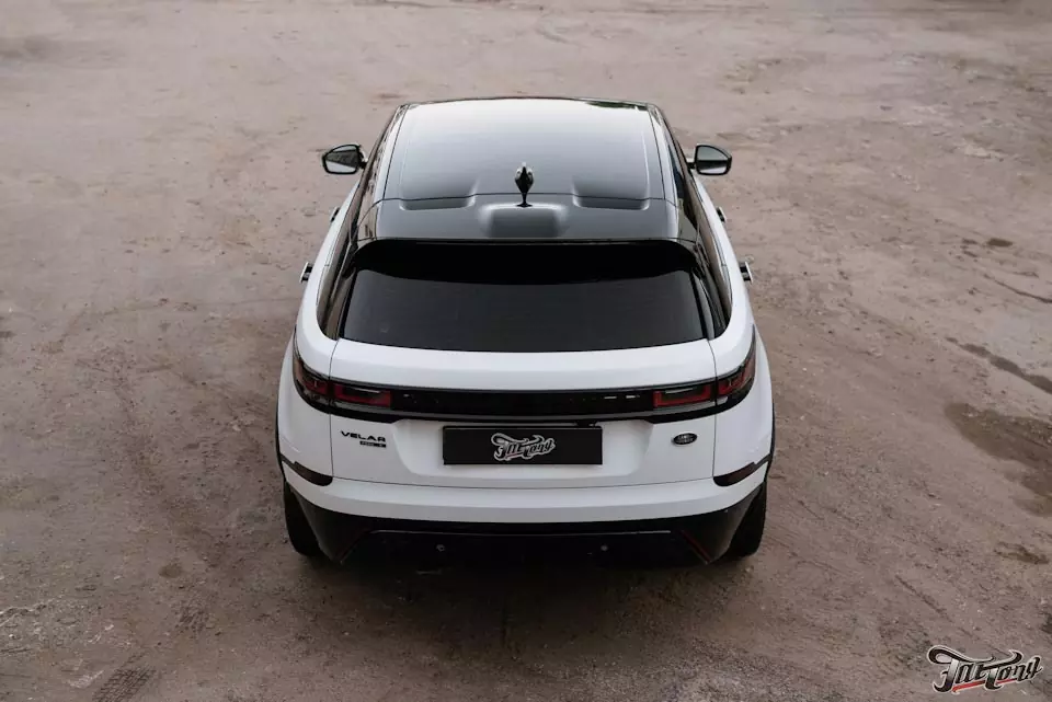 Range Rover Velar. Оклейка кузова в прозрачный матовый полиуретан. Оклейка всего черного глянца в глянцевый полиуретан. Оклейка крыши в черный полиуретан